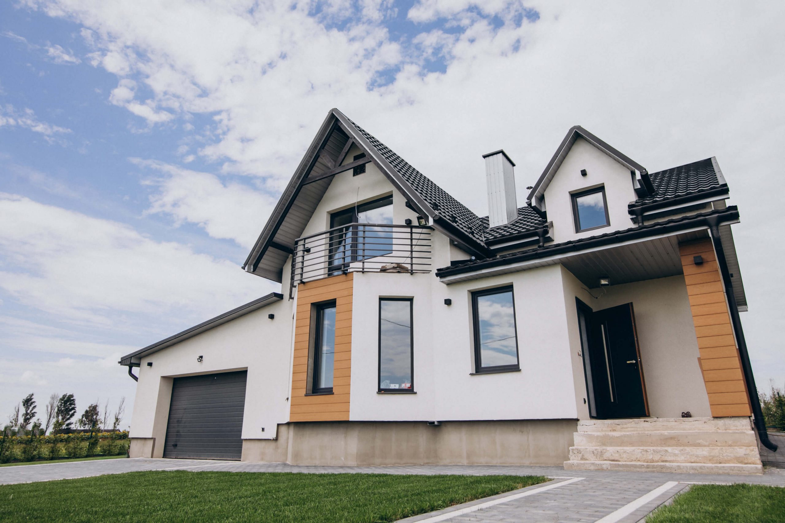 Example
Here’s a simplified long-term rental example:
Purchase price: $325,000
Down payment: 25% ($81,250)
Loan amount: $243,750
Interest rate: 7.2%
Lease rent: $2,400/month
PITIA: $1,986/month
DSCR: $2,400 ÷ $1,986
DSCR = 1.20